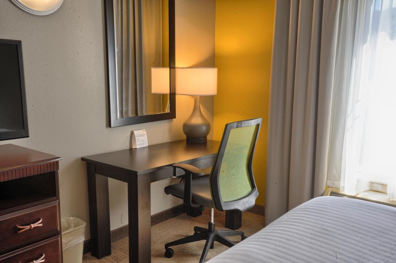 Holiday Inn Express Hotel & Suites Pell City Bagian luar foto